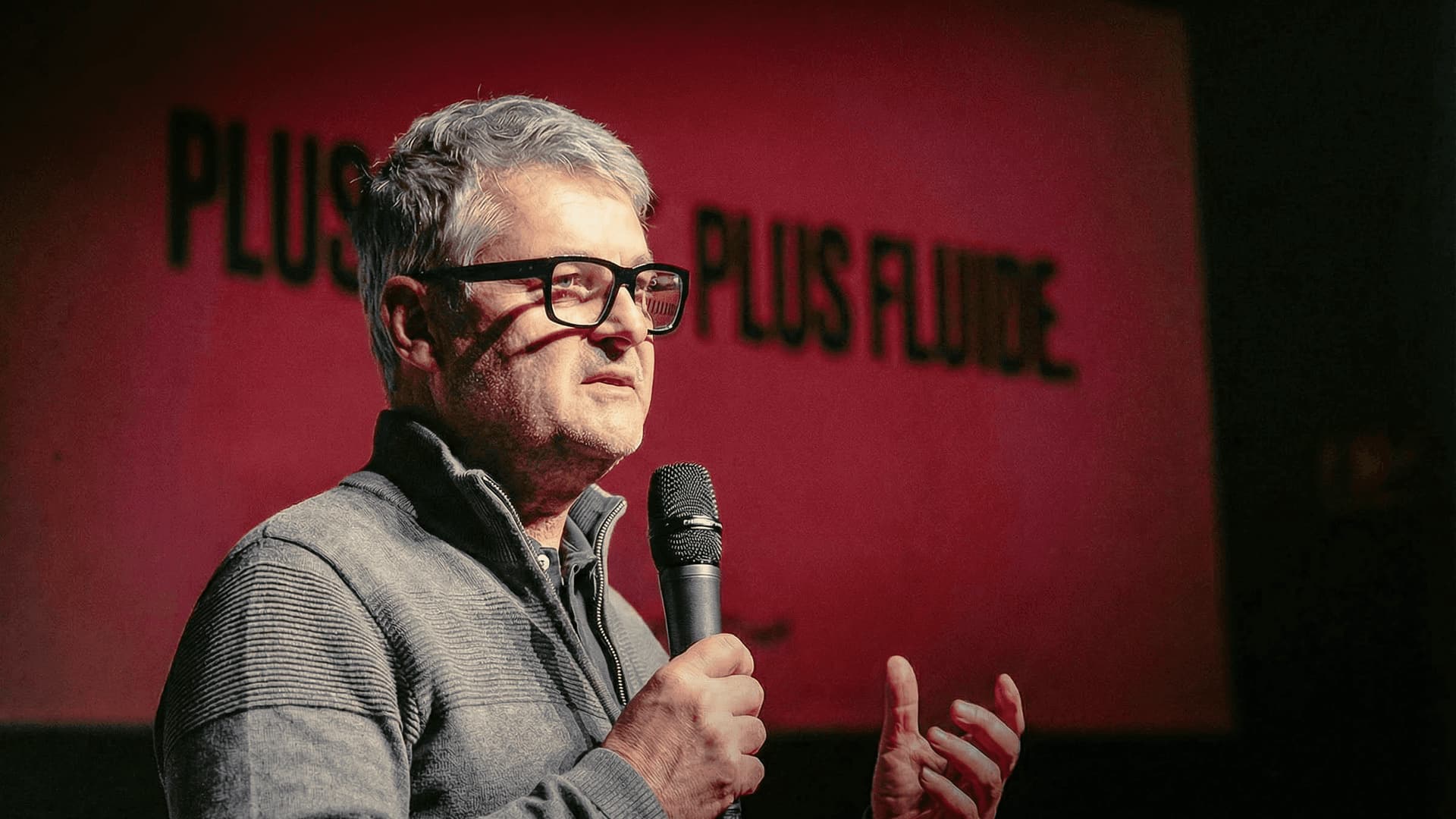 Jean-Pierre Giraud en conférence, micro à la main