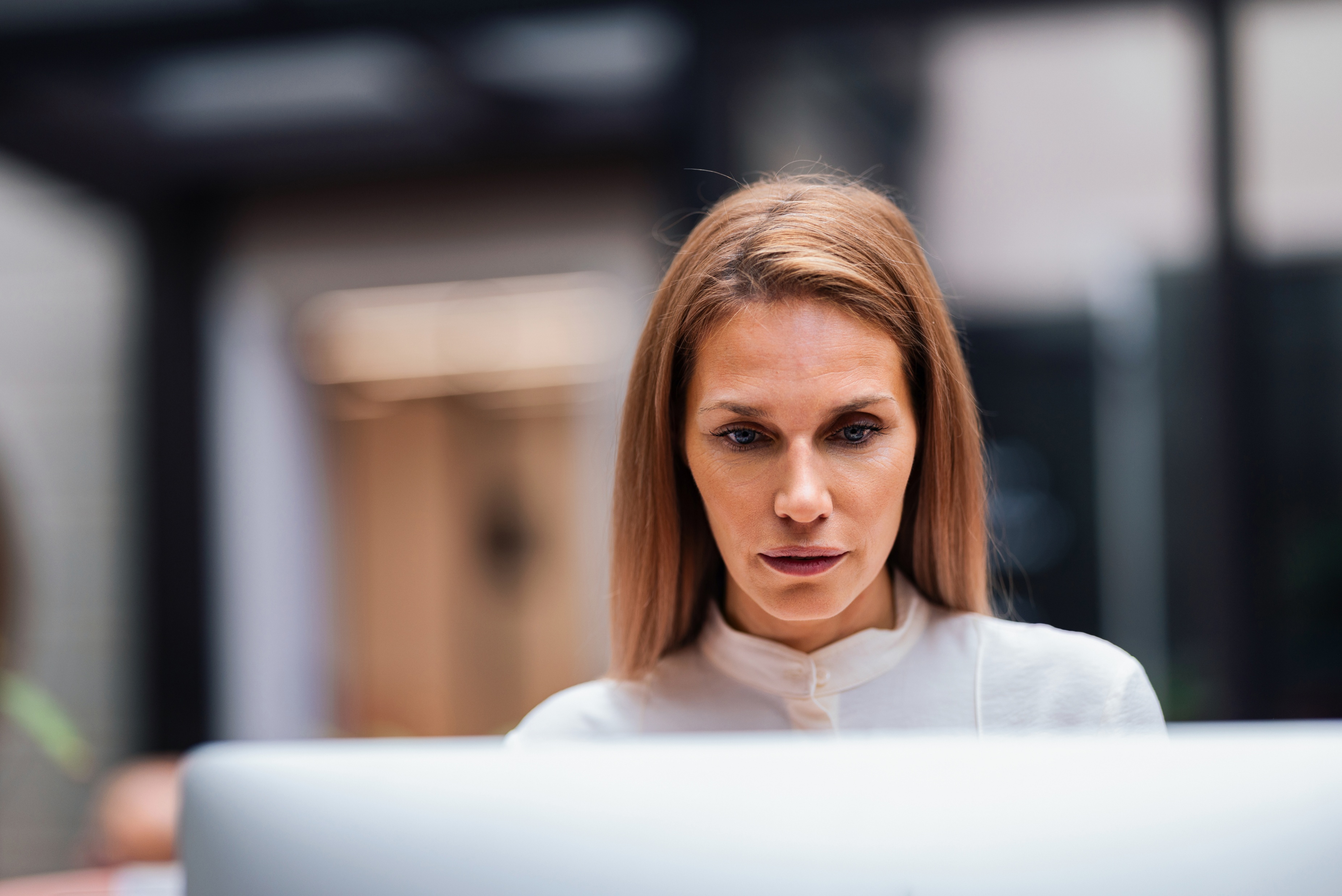 Collaboratrice freinée par l'appréhension