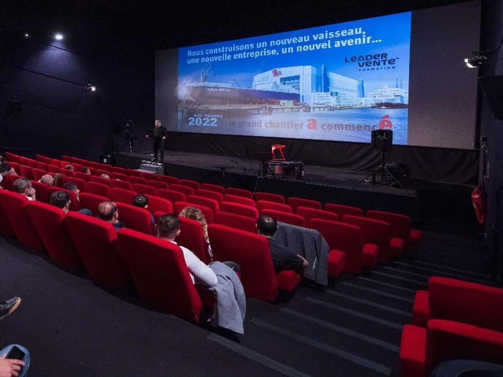 Jean-Pierre Giraud en conférence devant une salle